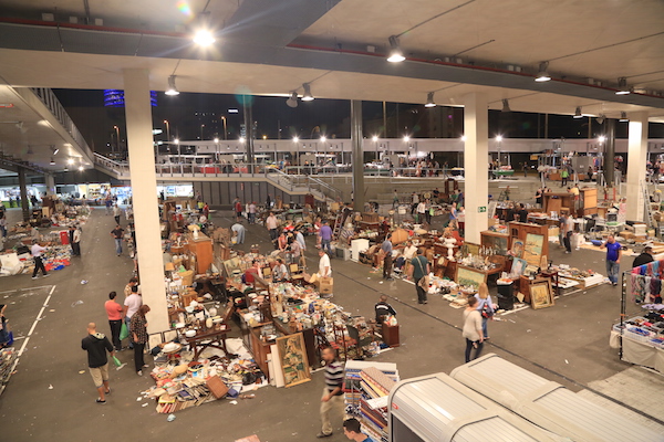 ¡Uno de los mejores mercados navideños alternativos en Barcelona es el mercadillo pop-up vintage anual en su edición especial de vacaciones! 