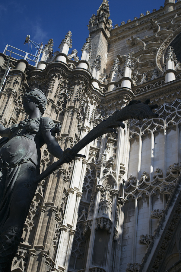Uno de nuestros mejores consejos de viaje para Sevilla es visitar el hermoso monumento, la Catedral, cuando está libre los domingos por la noche.