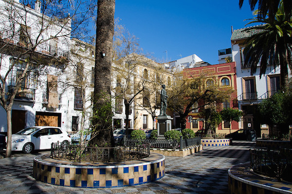 Nuestra misión aquí en Devour Spain es apoyar a las empresas familiares, por lo que hay una gran selección de hoteles económicos en Sevilla que también son de gestión familiar. Hotel Goya y Hotel Alcántara se encuentran en este hermoso barrio, Santa Cruz.