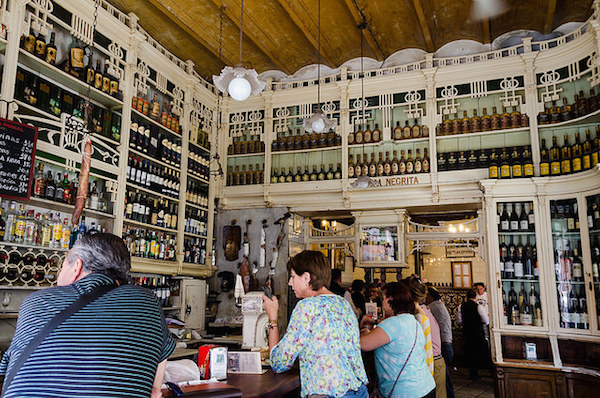 Si te estás preguntando dónde comer en Sevilla, no te pierdas lugares como este antiguo bar, El Rinconcillo, ¡y echa un vistazo a nuestra Guía de viaje definitiva de Sevilla para obtener más recomendaciones geniales! 