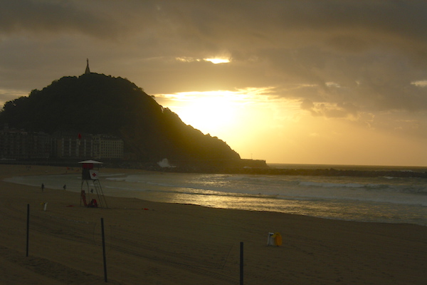"El Muro" en la Playa de la Zurriola es un lugar popular para ver la puesta de sol en San Sebastián entre los lugareños.