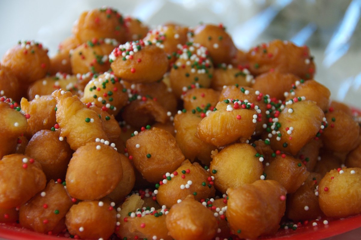 Un plato muy grande de struffoli, un pastel napolitano que suele disfrutarse en Navidad.