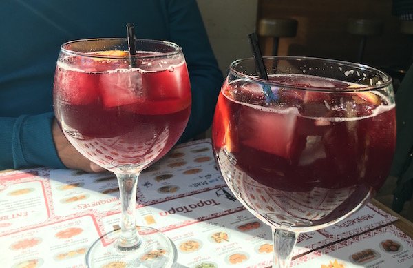 ¡Nos encanta beber sangría en Sevilla en un día soleado!