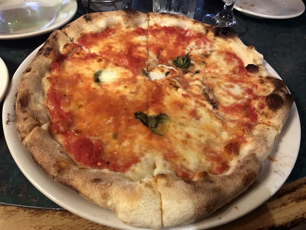 Cerca de una clásica pizza margherita en Antico Forno, un gran restaurante italiano en el North End de Boston