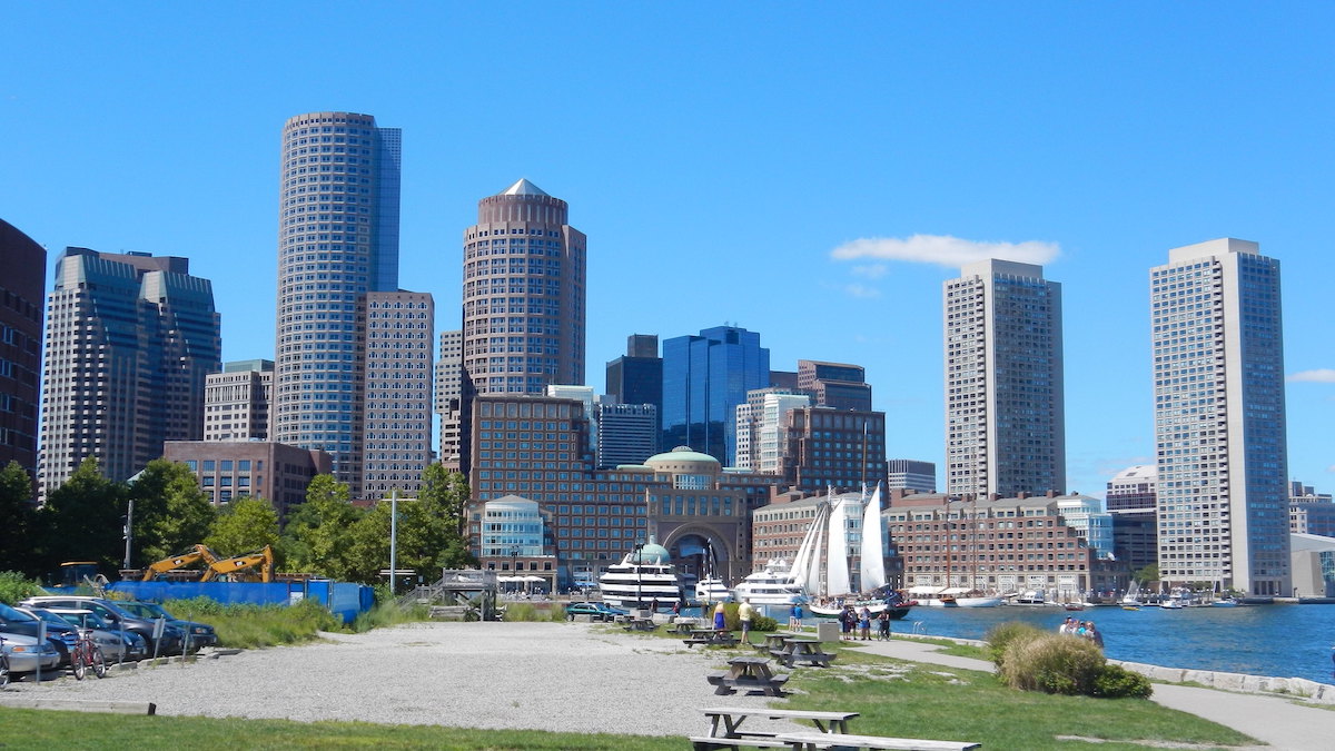 El horizonte de Boston se eleva al fondo desde la vista de Pier Park.
