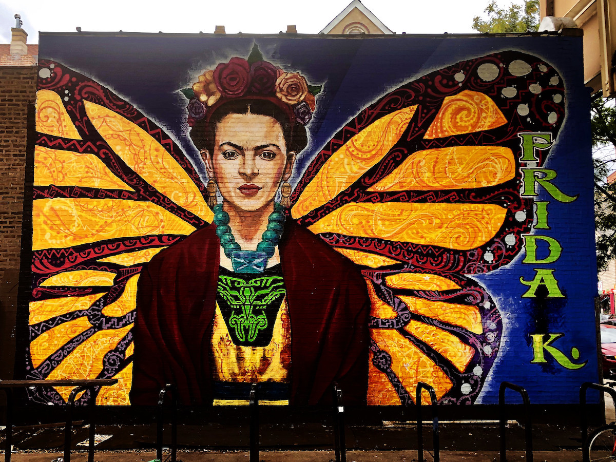 un gran mural de la artista mexicana Frida Kahlo con alas de mariposa