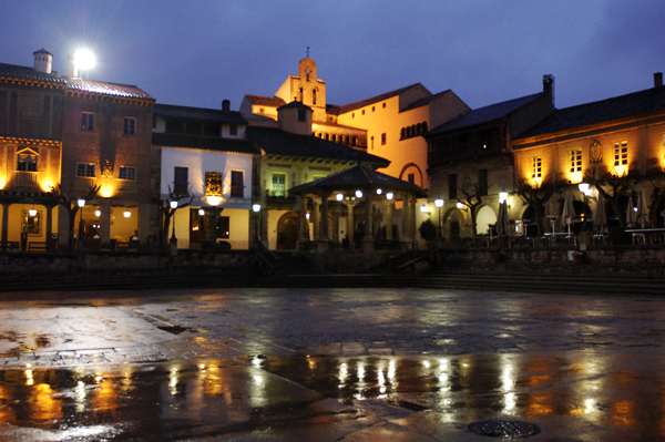 ¡Uno de nuestros mercados navideños alternativos favoritos en Barcelona tiene lugar en el encantador Poble Espanyol!