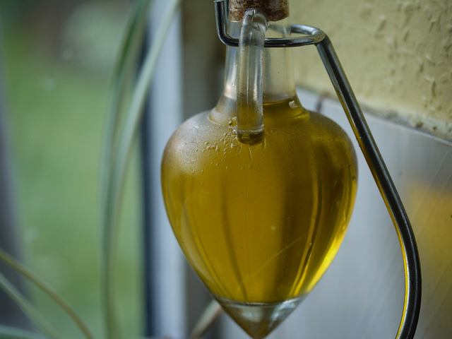 Una botella onata de aceite de oliva, mostrando su rico color dorado, explica exactamente por qué los romanos se referían al aceite de oliva como