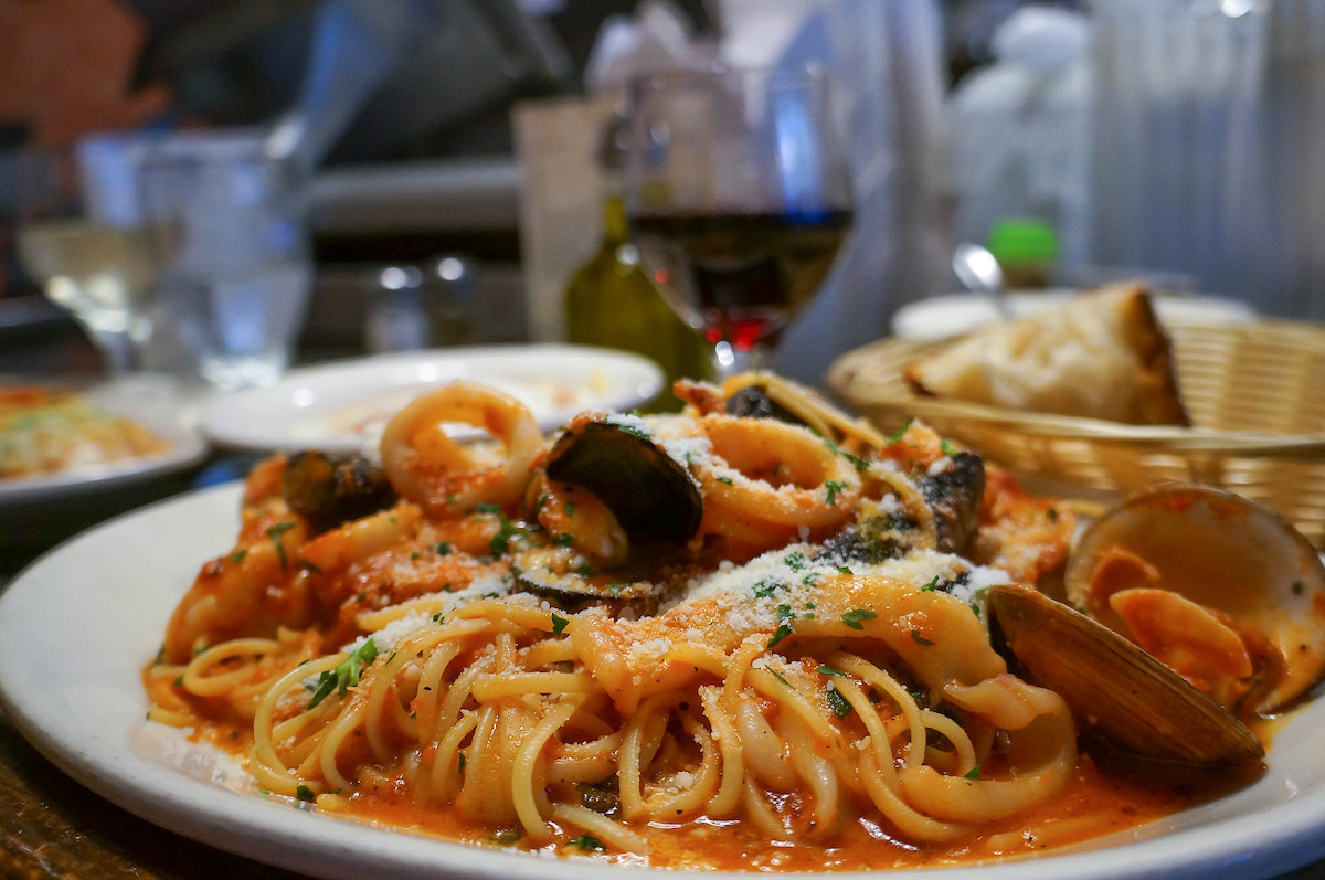 Cerca de un plato de frutti di mare, un plato de espagueti con almejas y mariscos, Giacomo's en Boston