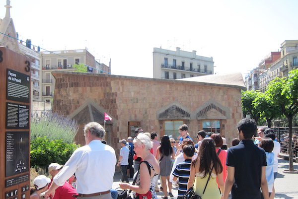 Si te estás preguntando dónde comprar las entradas de la Sagrada Familia en persona, ¡solo tienes que acercarte a la taquilla!
