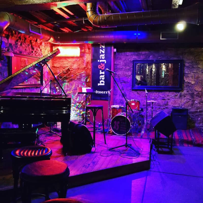 Encontrarás algo de la mejor música en vivo en San Sebastián en Altxerri, un gran club de jazz subterráneo.