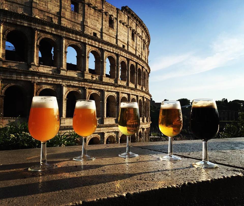 BrewDog Bar Roma es uno de nuestros lugares favoritos para la cerveza artesanal en Roma. ¡No se puede superar esas vistas del Coliseo!