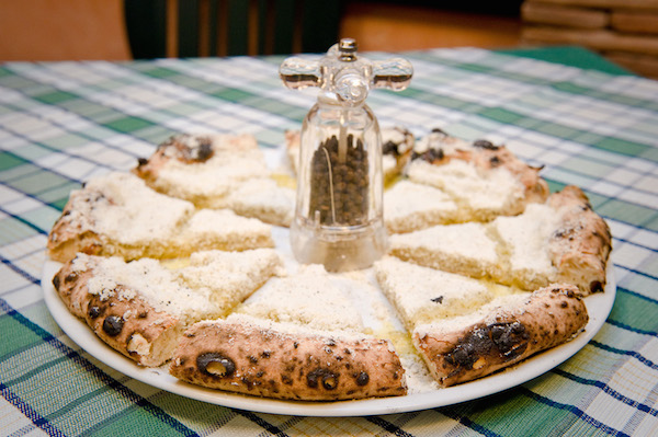 En la pizzería Sbanco, puedes probar un pastel realmente inusual: pizza entera cacio e pepe