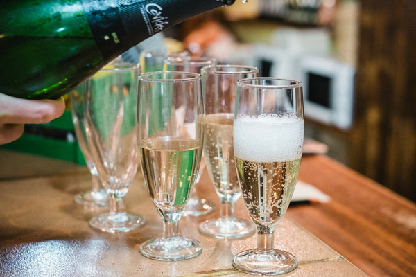 Nos encanta el delicioso vino espumoso catalán, ¡para cualquier ocasión! Disfruta de una copa mientras te alojas en uno de los mejores hoteles gastronómicos de Barcelona