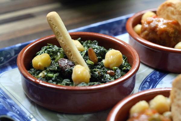 Uno de nuestros sitios favoritos para comer las mejores espinacas y garbanzos de Sevilla es Las Teresas, un clásico bar del Barrio Santa Cruz.