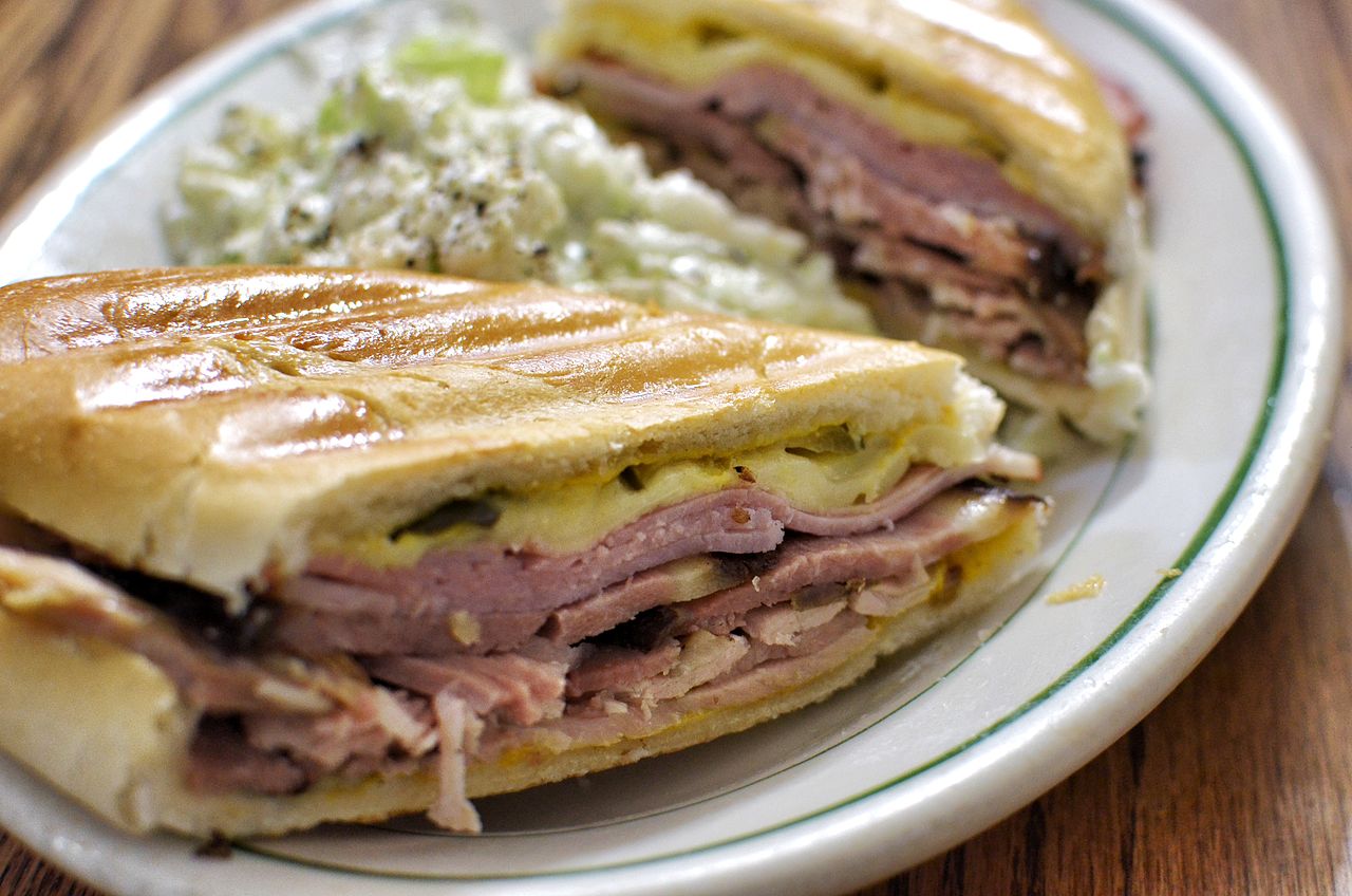 Sándwich cubano con una guarnición de ensalada de col 