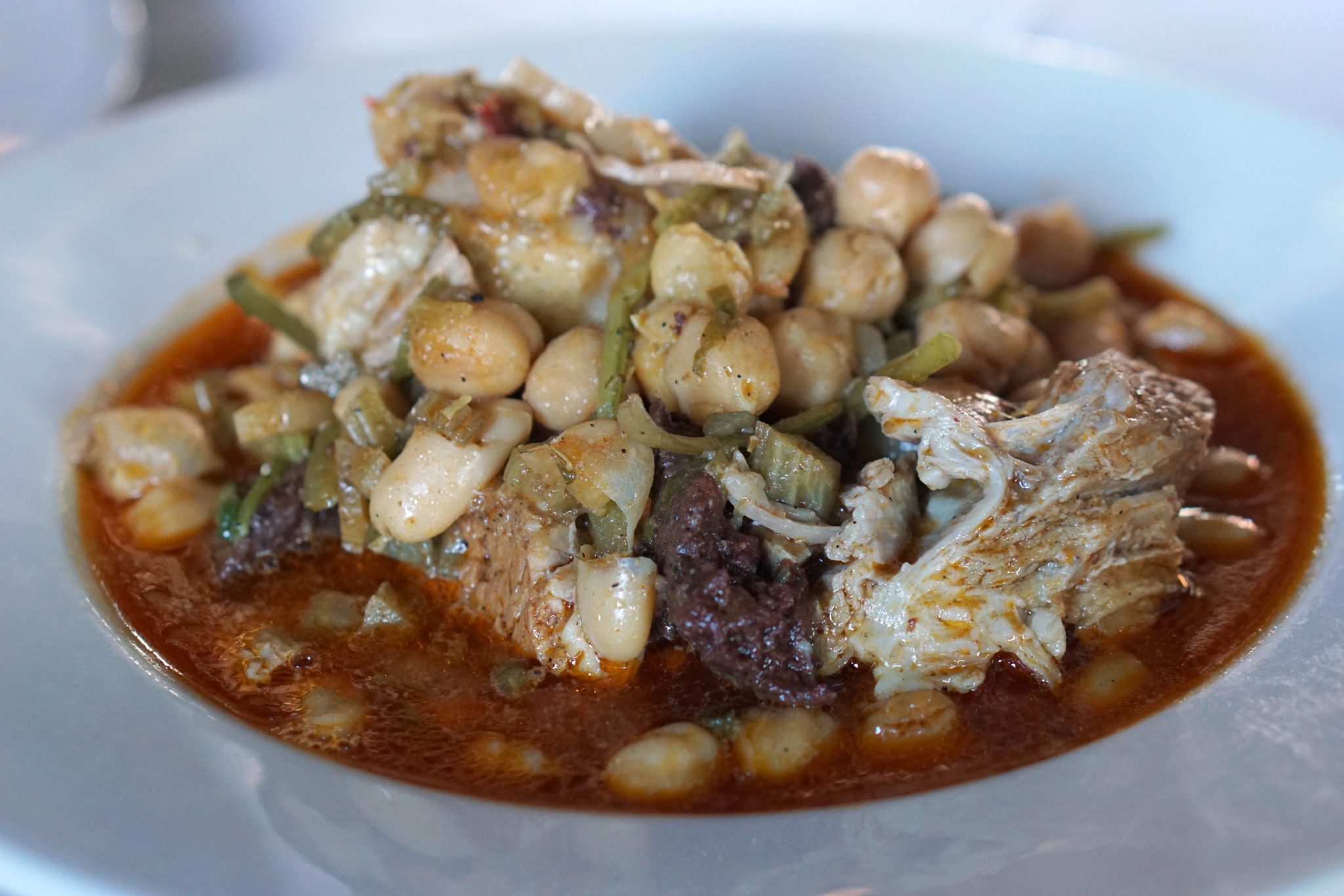 Si te preguntas dónde comer en Jerez, uno de nuestros favoritos es Venta Esteban, donde sirven deliciosos platos tradicionales como esta berza jerezana.