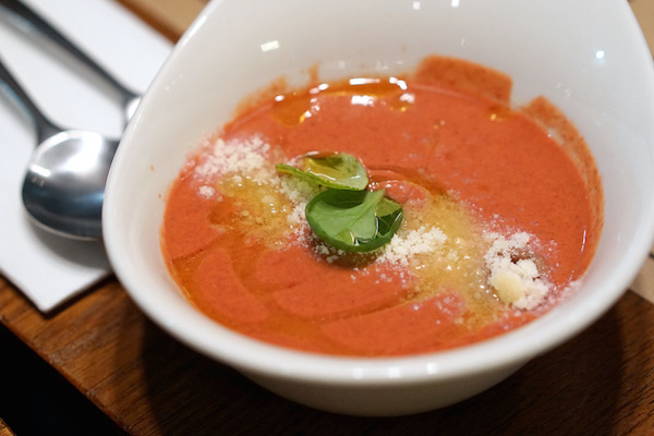 Una de nuestras tapas favoritas en nuestra guía vegetariana de Sevilla: ¡salmorejo cremoso!