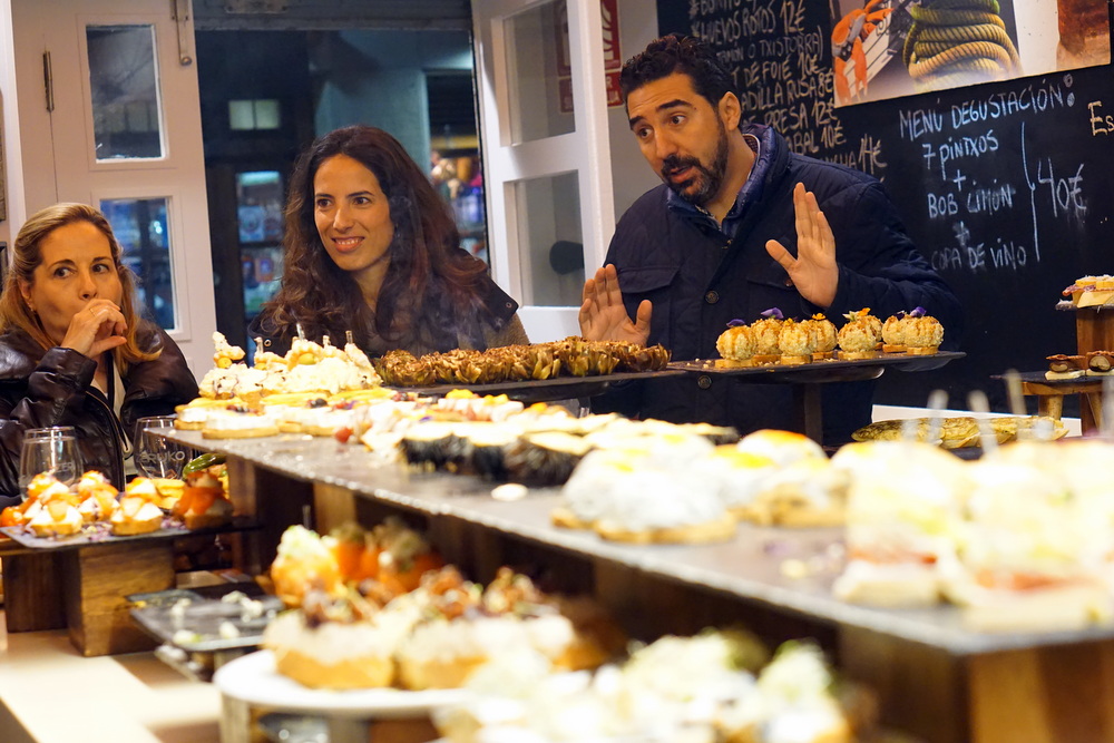 Pintxos con los locales en un bar vasco