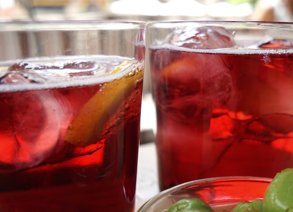 Nos encanta beber sangría en Sevilla, ¡pero a veces es bueno mezclar las cosas! Prueba un refrescante tinto de verano en su lugar.