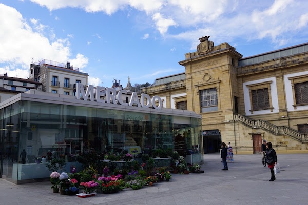Durante tus 3 días en San Sebastián, ¡asegúrate de visitar un mercado local como el Mercado de la Bretxa!