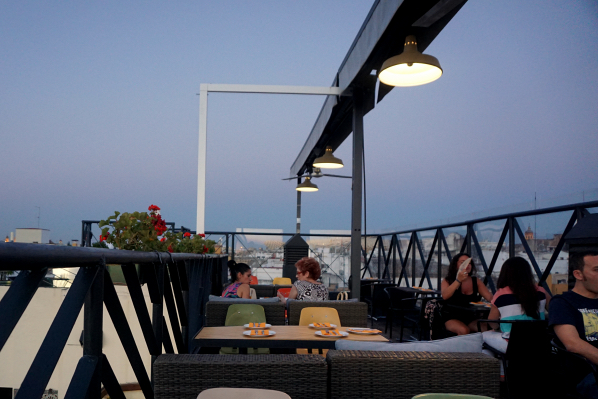 Así es la azotea de Roof, la terraza bar y restaurante del Hotel Casa Romana, que tiene una de las mejores vistas de Sevilla.