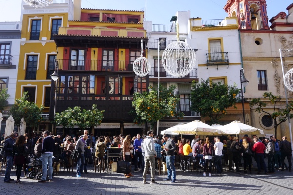 Una de las mejores cosas que hacer en Sevilla es visitar la Plaza del Salvador, ¡nuestra plaza favorita de la ciudad!