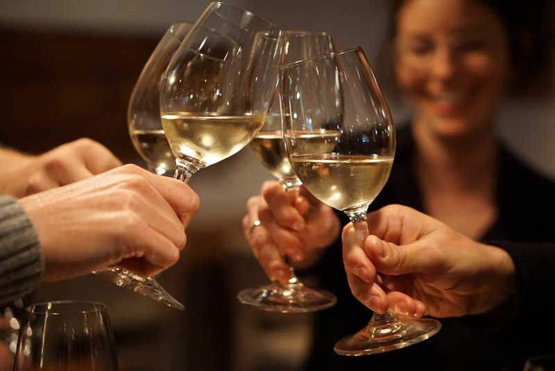 ¡Disfruta de una noche de excelente comida y vino en algunas de las mejores experiencias de restaurante en Barcelona!