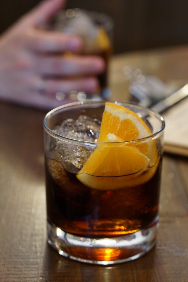 ¡Comenzando nuestra gira flamenca en Sevilla con una copa de vermut, una bebida muy popular en España!