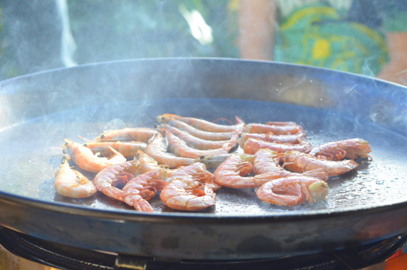 ¡Definitivamente necesitarás una paellera, una paellera tradicional, para hacer este delicioso plato en tu cocina española! ¡No olvides los ingredientes españoles tradicionales que también necesitarás para cocinar un festín!