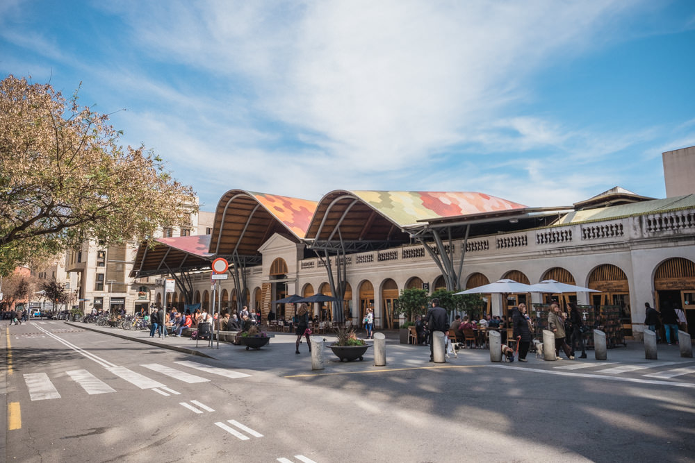 Nuestro recorrido por los mercados gastronómicos de Barcelona te lleva a auténticos mercados locales como el de Santa Caterina.
