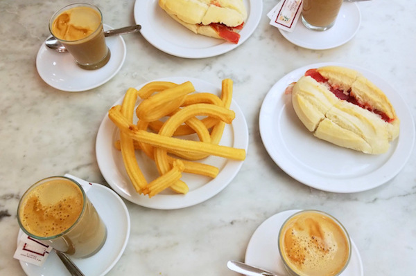 Comienza tus 24 horas en San Sebastián con un desayuno como un local en una cafetería o panadería.
