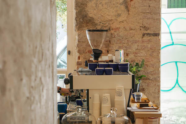 El café en España se disfruta mejor en un café de especialidad, como Hola Coffee en Madrid.