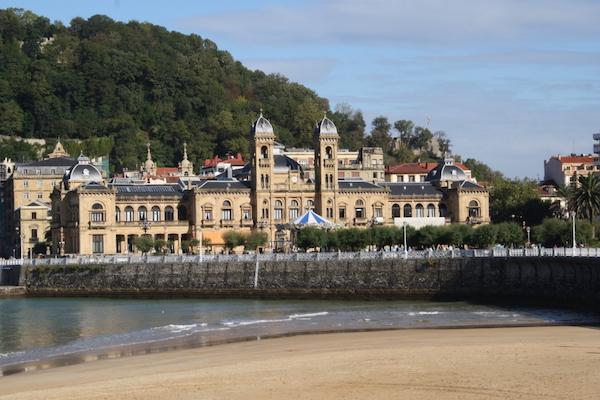 El ayuntamiento de la localidad, con sus impresionantes vistas al pasado ya la playa, es una visita obligada durante tus 3 días en San Sebastián. 