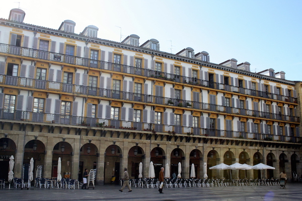 ¡Empieza tus 3 días en San Sebastián con una visita a la icónica Plaza de la Constitución!
