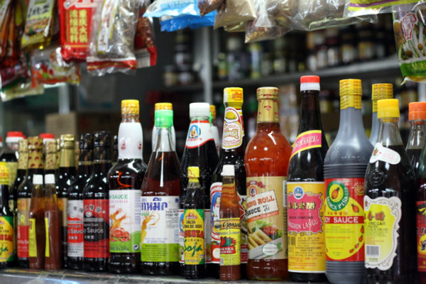 Una selección de salsas asiáticas en el Mercado Mostenses de Madrid, uno de los mejores mercados madrileños de comida internacional