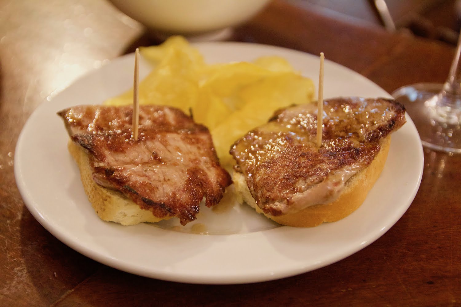 Prueba el solomillo de Gandarias, ¡uno de los mejores sitios para comer un lunes en San Sebastián!