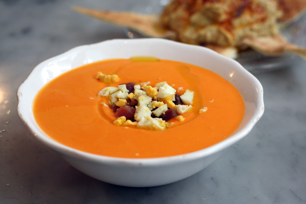 Un bonito plato de salmorejo con guarnición de jamón picado y un huevo duro es un buen plato caliente. Comer en temporada es uno de nuestros consejos sobre cómo comer como un restaurante local en Madrid.