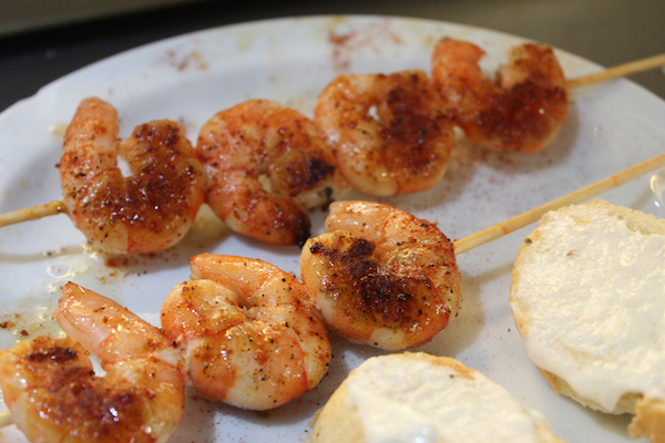 Goiz Argi es uno de nuestros bares favoritos en San Sebastián por muchas razones, pero una de ellas es definitivamente sus increíbles brochetas de gambas.