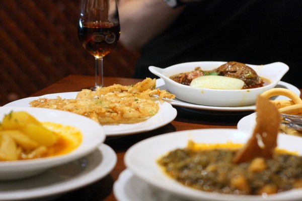Horquillas listas? ¡Los amantes de la comida en Sevilla no pueden perderse estos consejos! Te damos consejos sobre 7 cosas gastronómicas que hacer en Sevilla. Será una visita muy sabrosa, ¡y empieza aquí con tapas como esta!