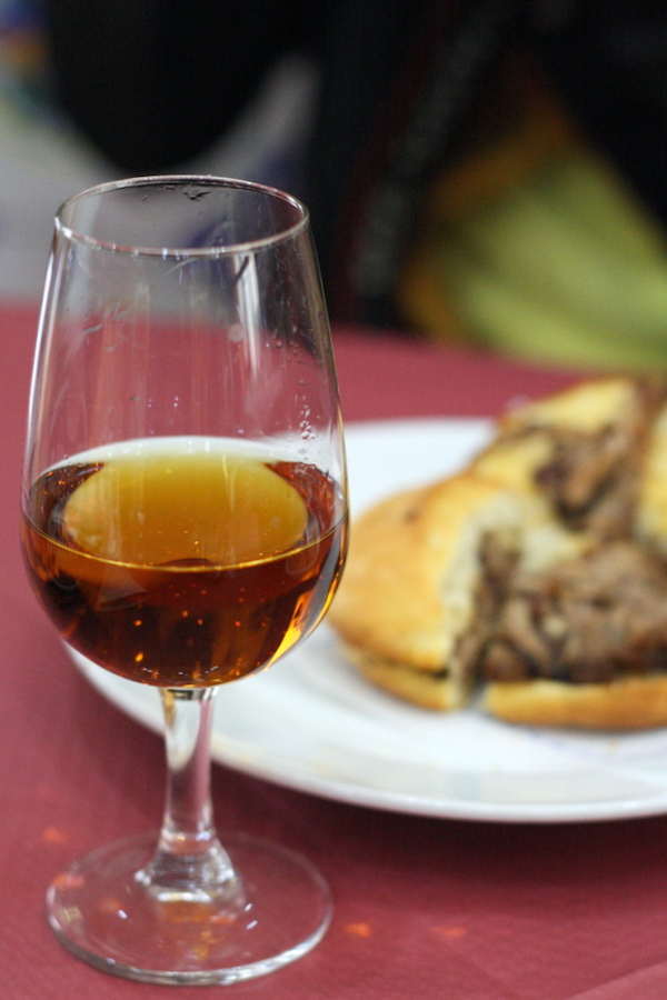 ¿Te estás preguntando qué hacer en Sevilla? Pruebe los vinos de jerez o simplemente tome una cerveza con los lugareños en uno de los muchos pubs pequeños por la noche. ¡Consulta la guía de viaje definitiva de Sevilla para obtener algunas recomendaciones sobre dónde ir! 