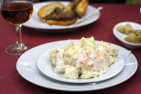 ¡La ensaladilla rusa es una de las formas más ricas de comer gluten en Barcelona!