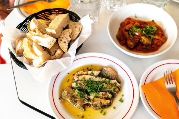 Disfrute de una excelente comida de mariscos al aire libre en una terraza soleada en Lisboa en septiembre.