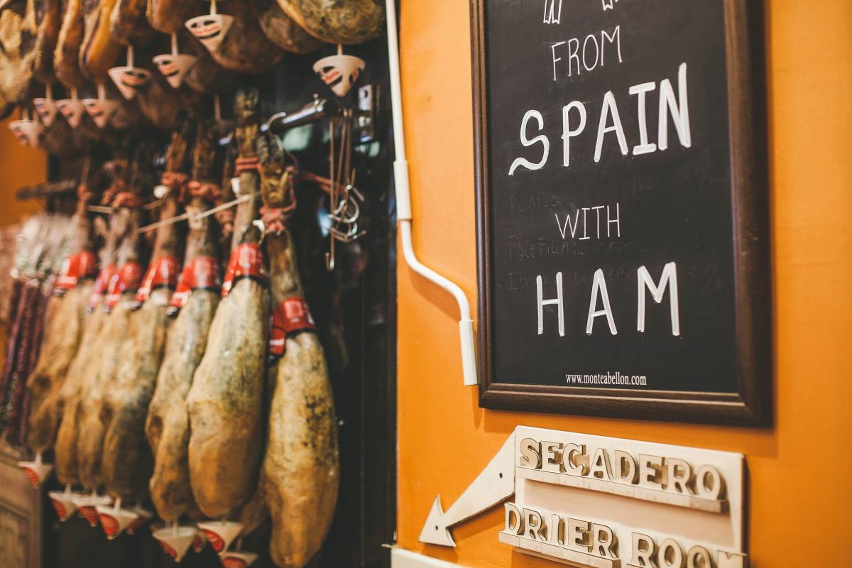 ¿Buscas dónde comer huevos rotos en Madrid? La Taberna Los Huevos de Lucio es una de nuestras favoritas. Huevos, patatas y jamón. ¿Qué más podemos pedir?