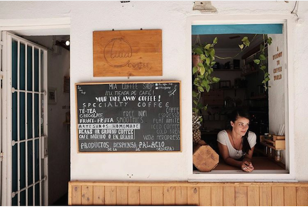 Uno de nuestros lugares favoritos para tomar café en España es Siopa Café Mía, un pequeño café de especialidades en Málaga.