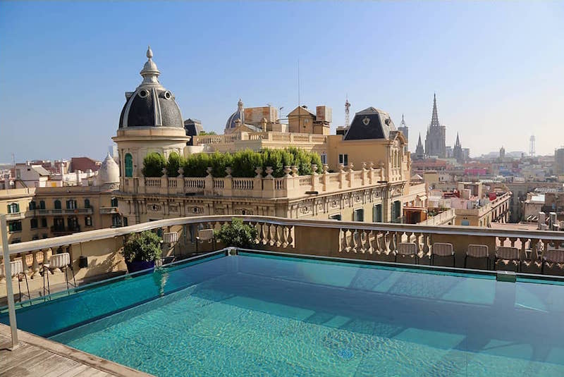 A la hora de buscar las mejores piscinas en la azotea de Barcelona, ​​una de nuestras mejores opciones es siempre la piscina en la parte superior del Hotel Ohla. ¡Las vistas son inmejorables!