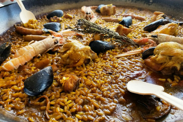 ¿Te preguntas dónde comer temprano en Barcelona? Nos encanta Set Portes por sus increíbles paellas y arroces.