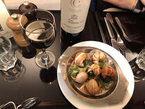 Esta carta de amor a París está llena de motivos para dejarse cautivar por la ciudad. Nuestro favorito: la comida (sí, incluso caracoles).
