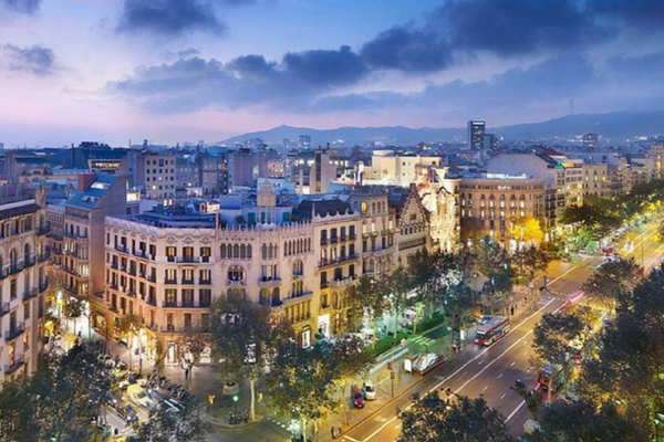 Passeig de Gràcia es un hermoso lugar para pasar un tiempo tumbado en Barcelona