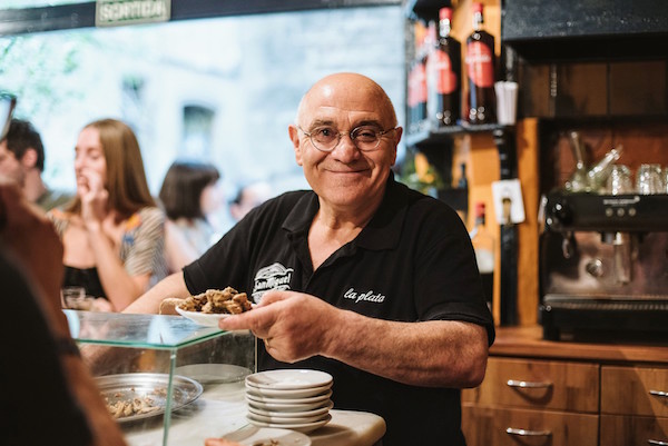Pepe, propietario del Bar La Plata de Barcelona.